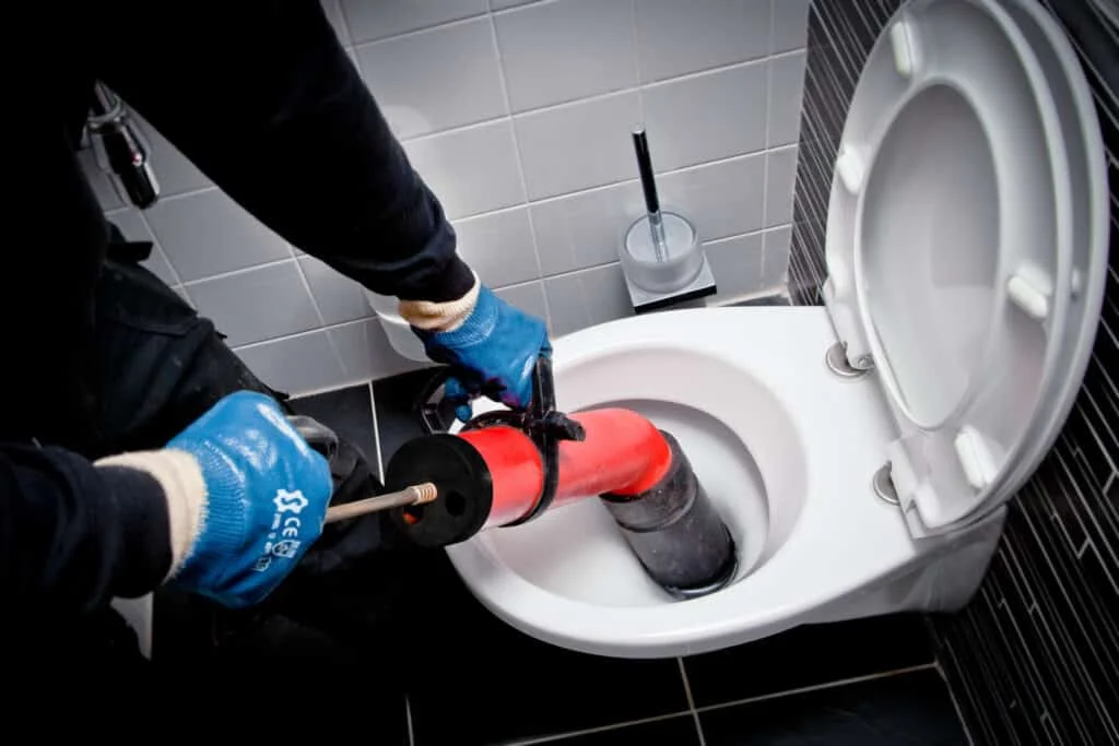Toilet ontstoppen