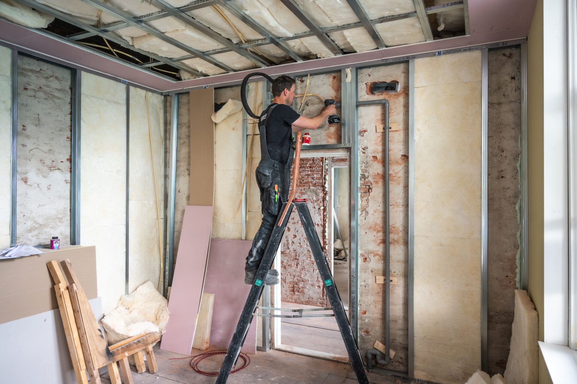 Loodgieterswerkzaamheden op een ladder